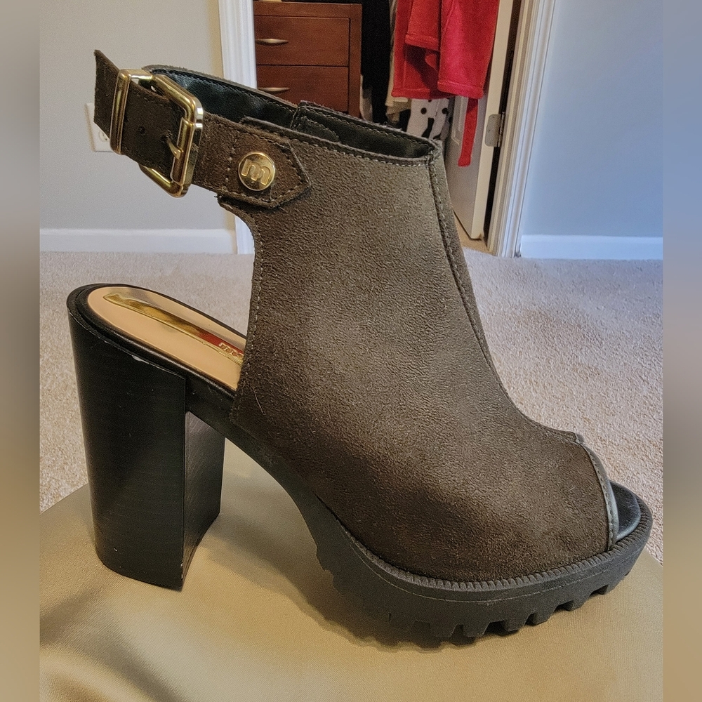 Moleca Peep-Toe Heels Army Green Size 7.5
